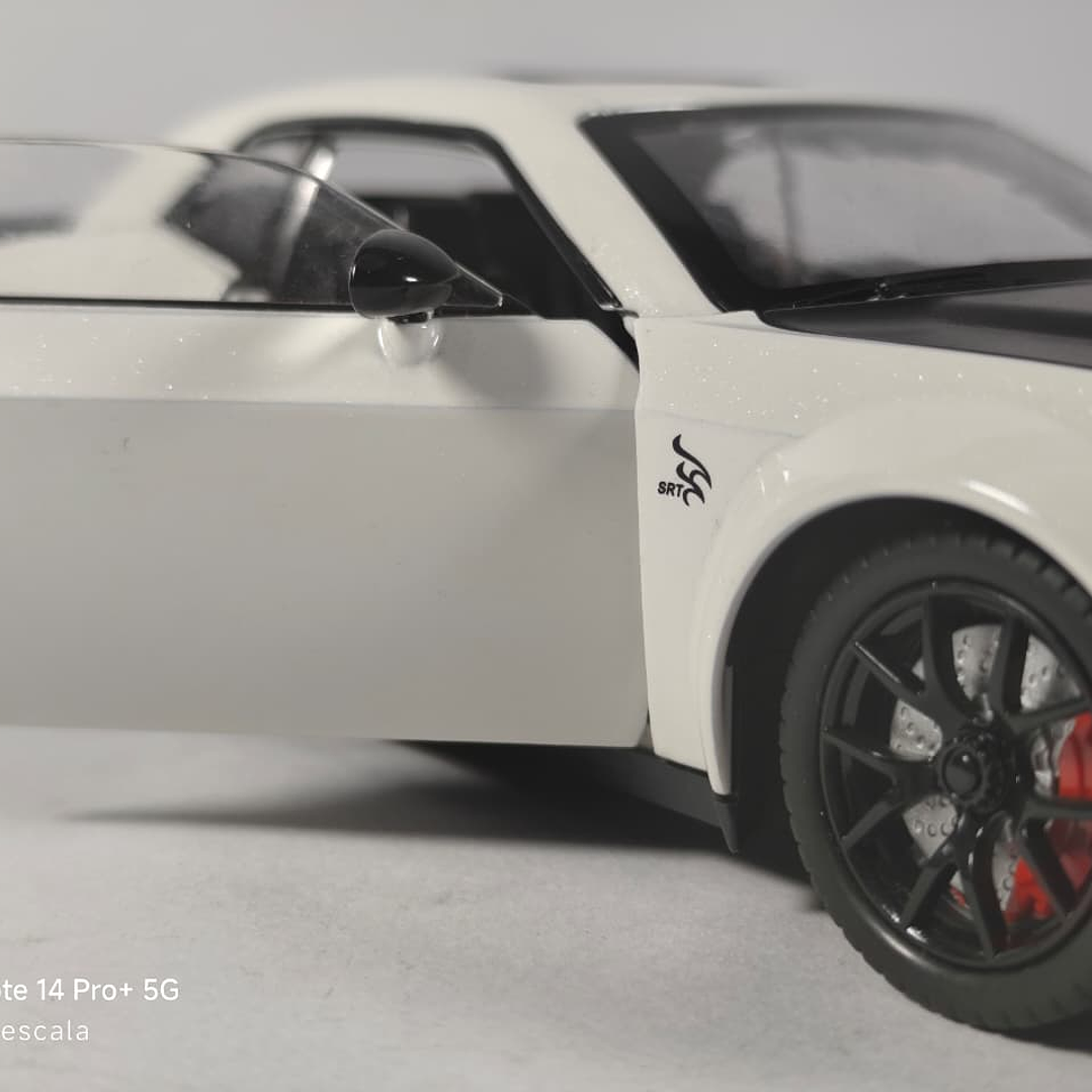 DODGE challenger  SRT Escala 1/24 Marca China LUCES LED 8