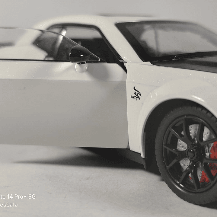 DODGE challenger  SRT Escala 1/24 Marca China LUCES LED 8