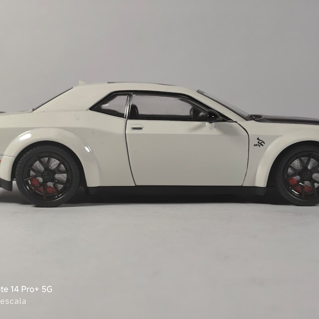 DODGE challenger  SRT Escala 1/24 Marca China LUCES LED 10