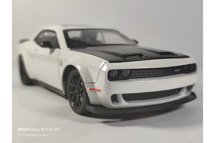DODGE challenger  SRT Escala 1/24 Marca China LUCES LED
