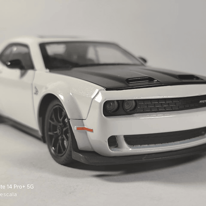 DODGE challenger  SRT Escala 1/24 Marca China LUCES LED 1