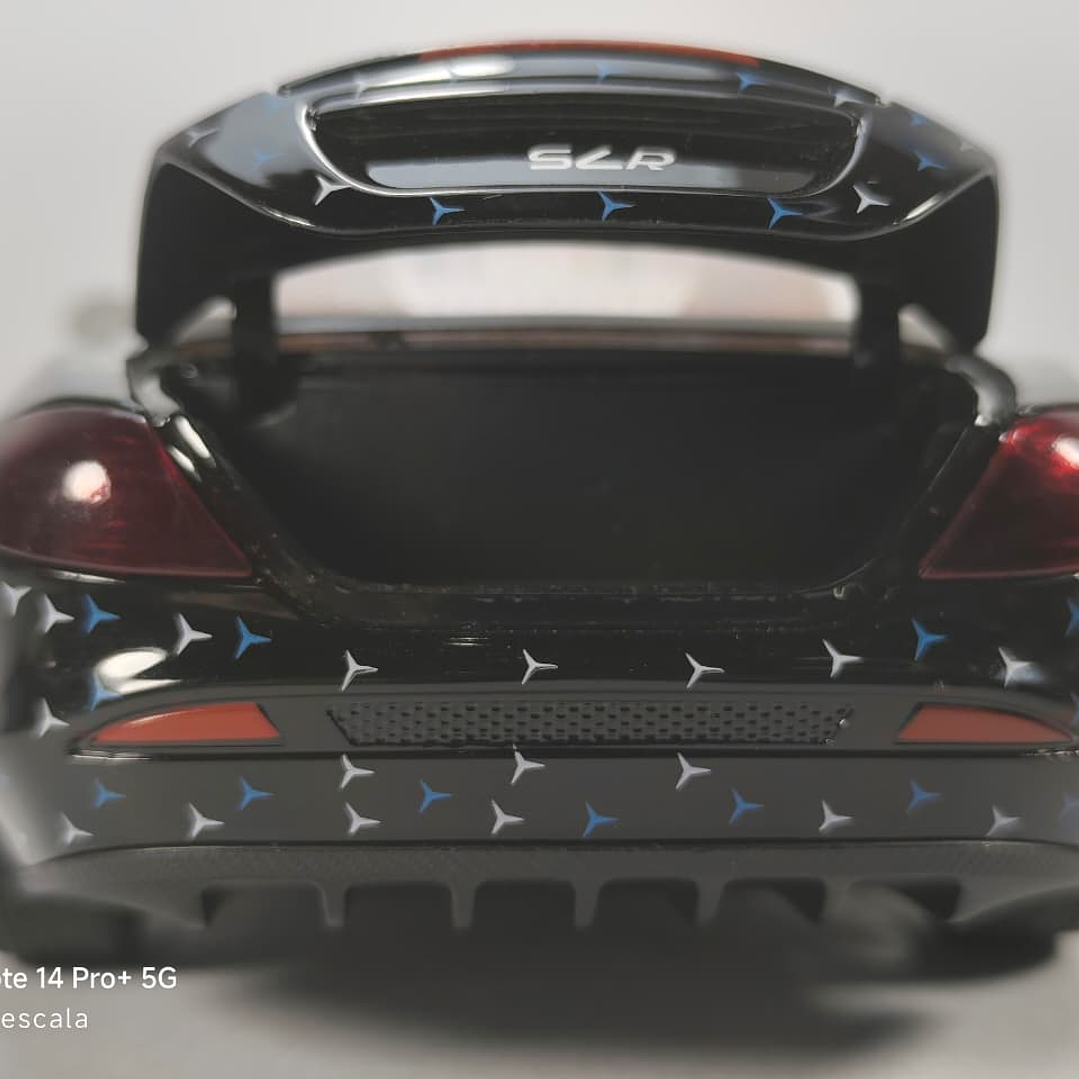 MERCEDES BENZ SLR MCLAREN PLATEADO 1-24 MARCA NEWAO 10