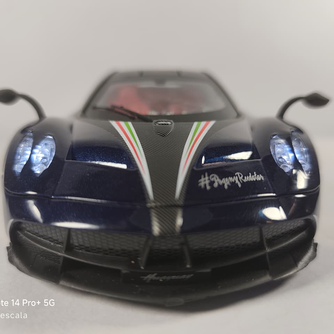 Pagani Huayra azul, Chino, Escala 1-24 3