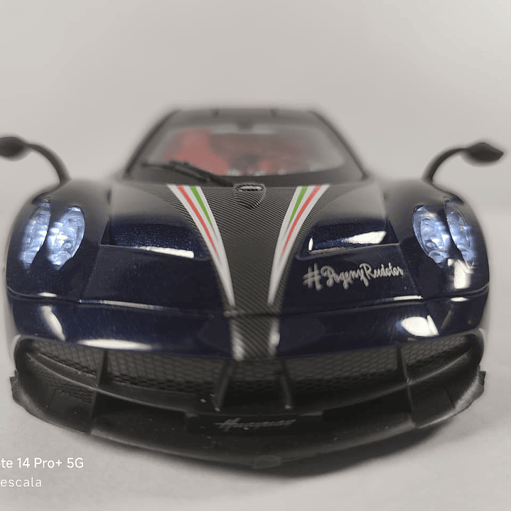 Pagani Huayra azul, Chino, Escala 1-24 3