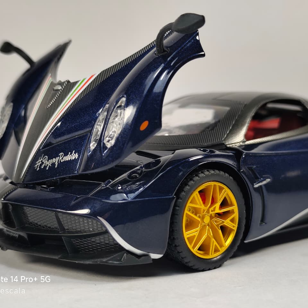 Pagani Huayra azul, Chino, Escala 1-24 4
