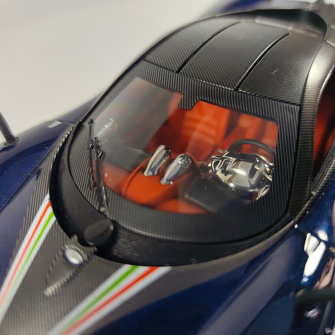 Pagani Huayra azul, Chino, Escala 1-24 11