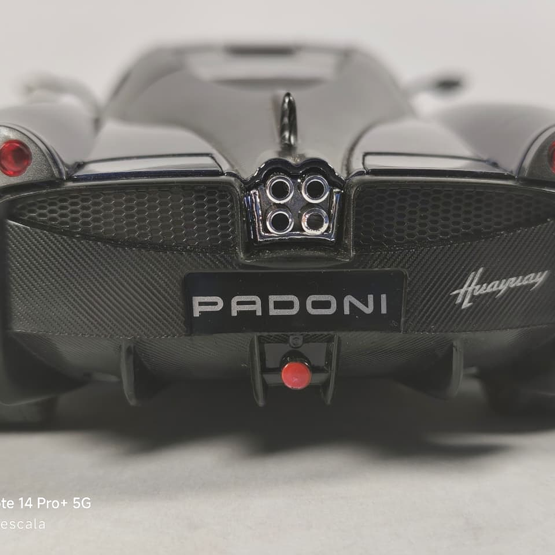Pagani Huayra azul, Chino, Escala 1-24 12