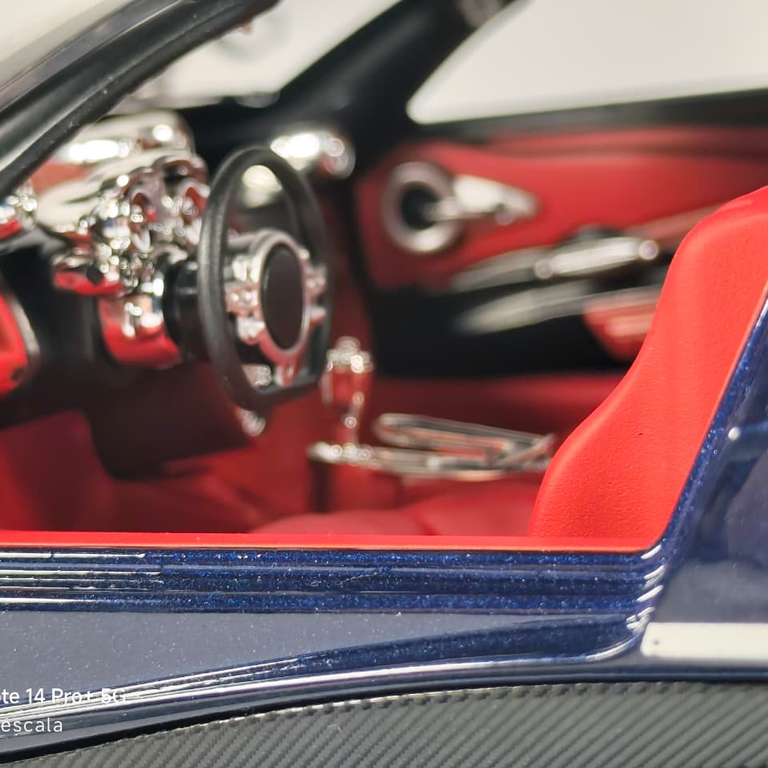 Pagani Huayra azul, Chino, Escala 1-24 13