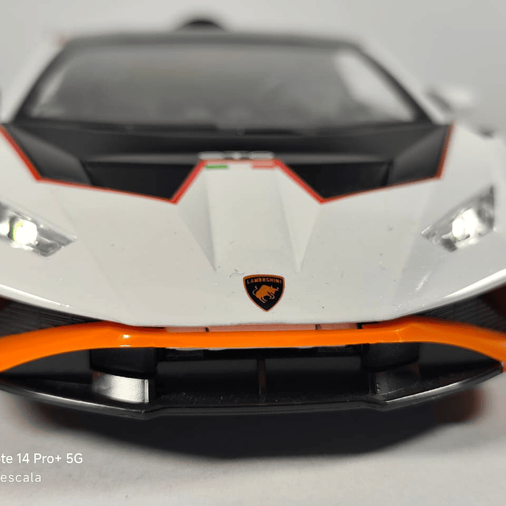 Lamborghini Huracán Blanco l 1/24 Marca Jinglifang Luces Led 8
