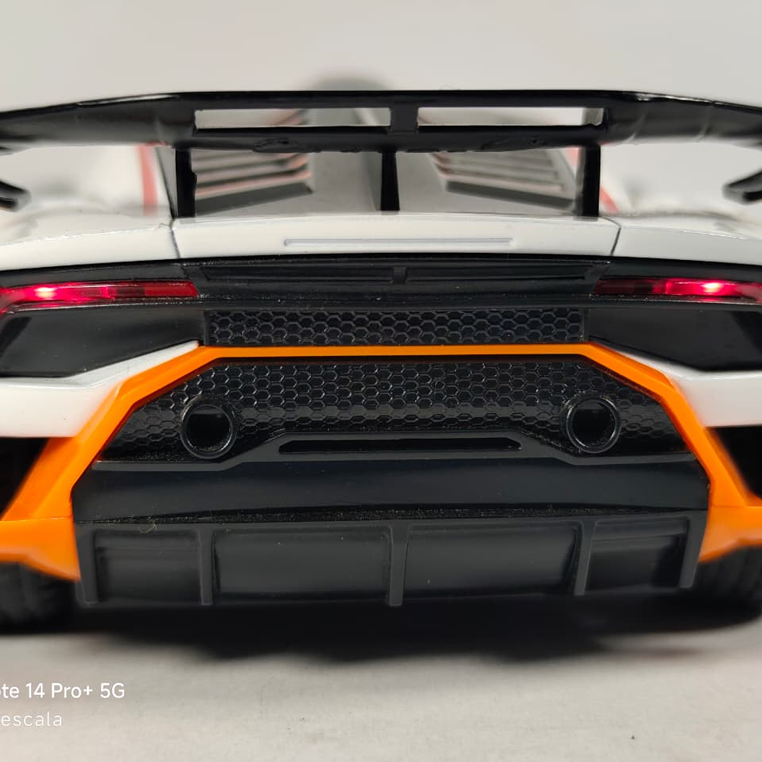 Lamborghini Huracán Blanco l 1/24 Marca Jinglifang Luces Led 9