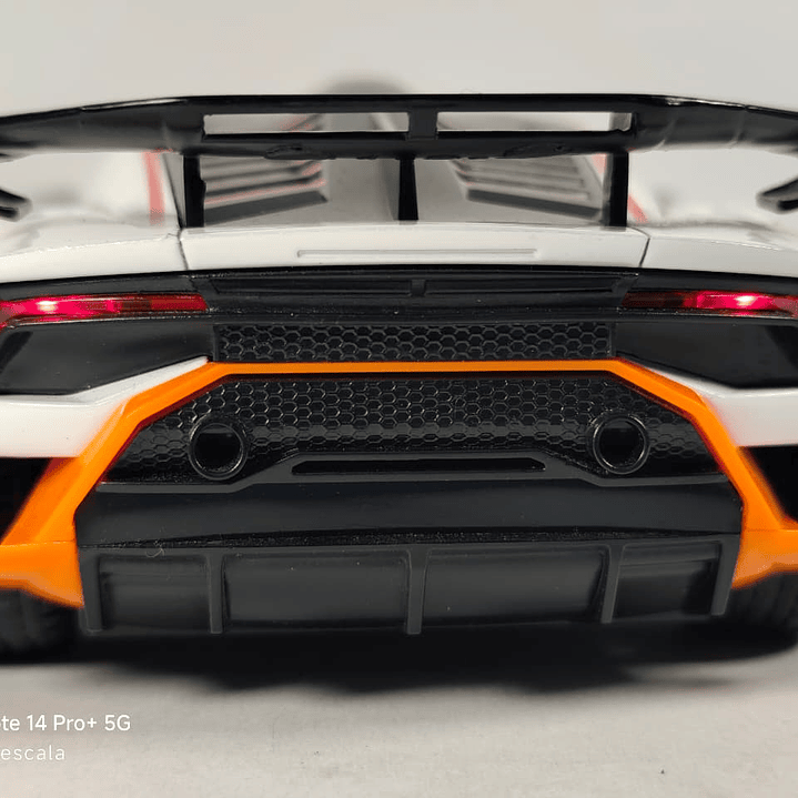Lamborghini Huracán Blanco l 1/24 Marca Jinglifang Luces Led 9
