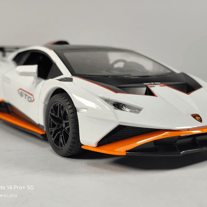 Lamborghini Huracán Blanco l 1/24 Marca Jinglifang Luces Led 11