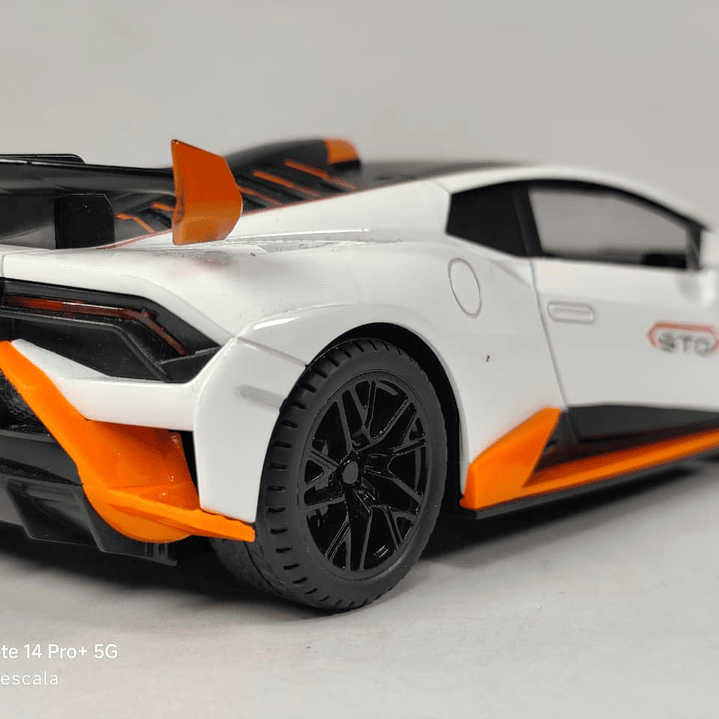 Lamborghini Huracán Blanco l 1/24 Marca Jinglifang Luces Led 12