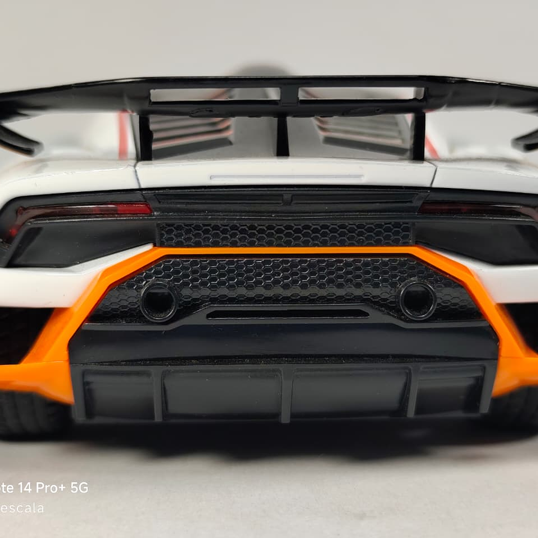 Lamborghini Huracán Blanco l 1/24 Marca Jinglifang Luces Led 13