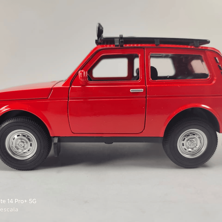 Lada Niva 2121, Escala 1:24 Marca China Luces LED 8