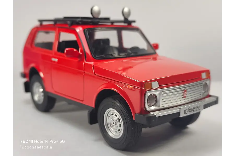 Lada Niva 2121, Escala 1:24 Marca China Luces LED