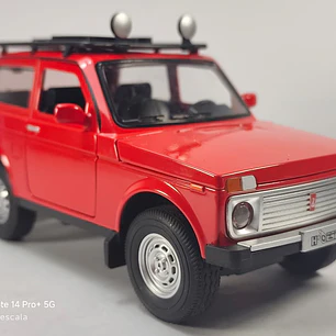 Lada Niva 2121, Escala 1:24 Marca China Luces LED