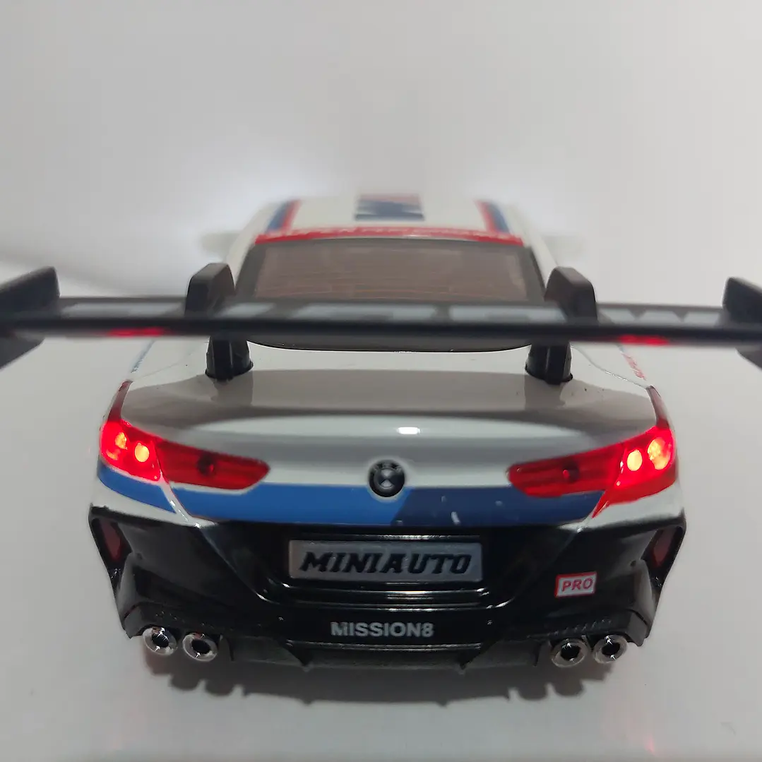 BMW M8 GTE BLANCO ESCALA 1:24 MARCA MINIAUTO 2