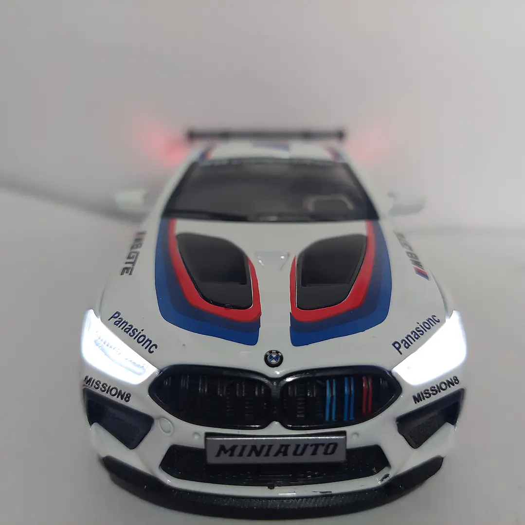 BMW M8 GTE BLANCO ESCALA 1:24 MARCA MINIAUTO 4