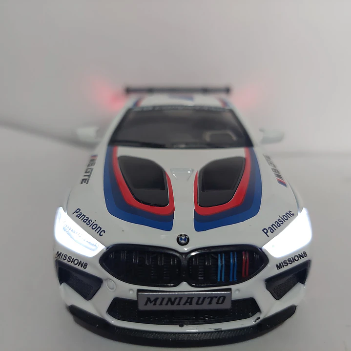 BMW M8 GTE BLANCO ESCALA 1:24 MARCA MINIAUTO 4