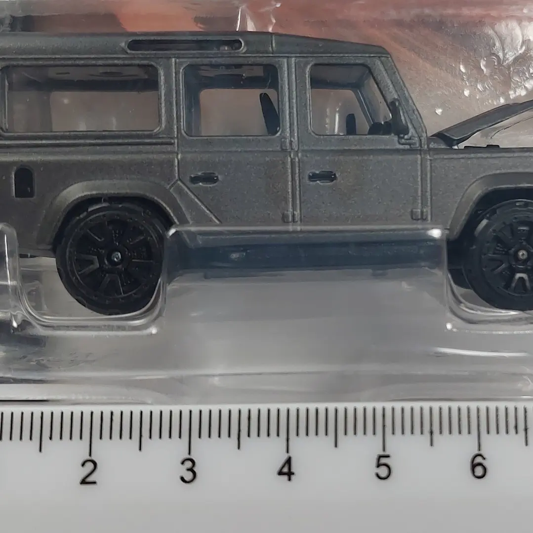 Land Rover Defender 110 Gris Escala 1/64 majorette 3