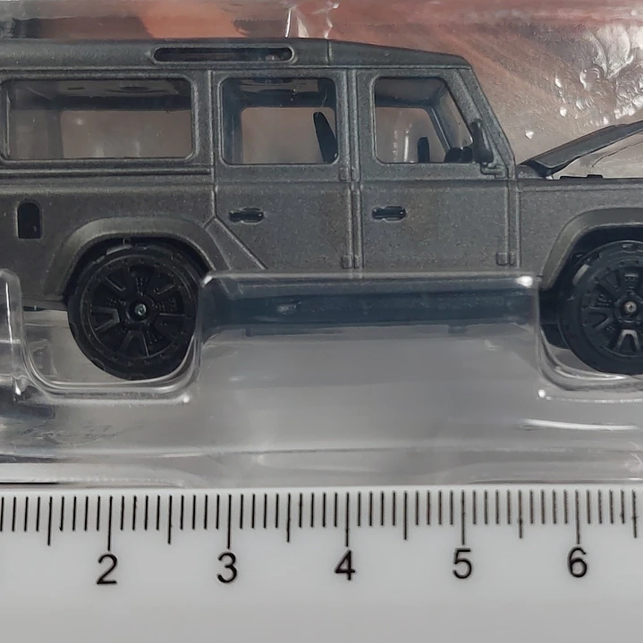 Land Rover Defender 110 Gris Escala 1/64 majorette 3