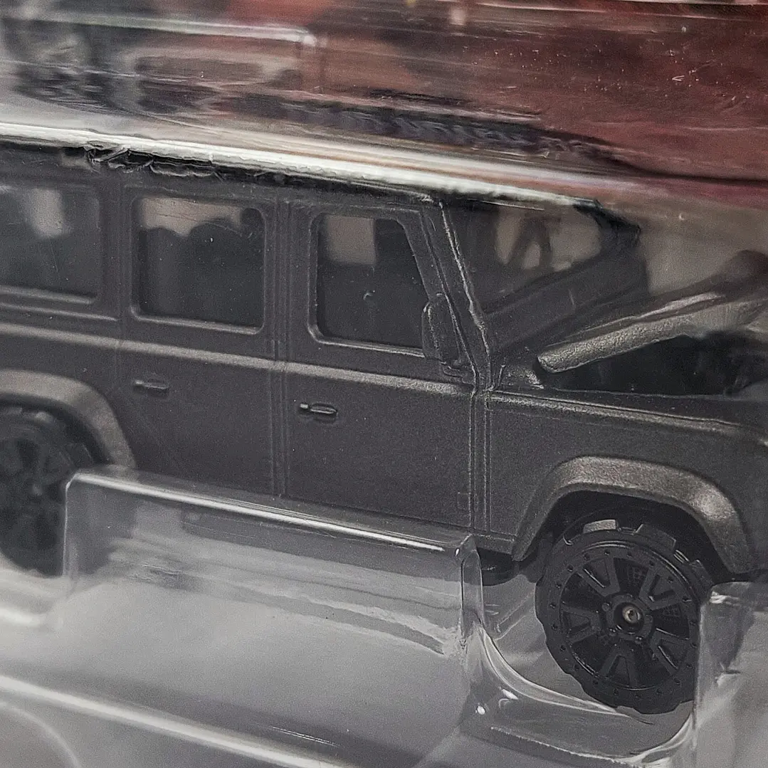 Land Rover Defender 110 Gris Escala 1/64 majorette 5