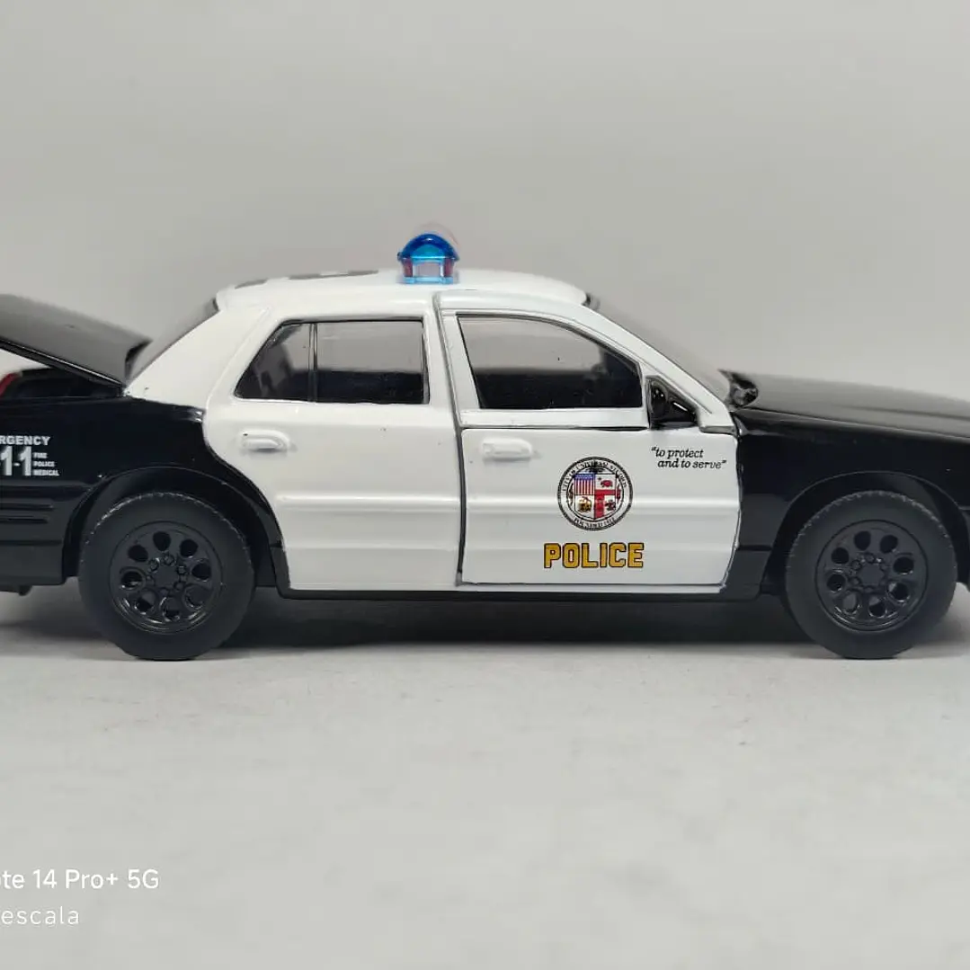 Ford Crown Victoria de policia Marca Jada 1/32 Rapido y furioso 2