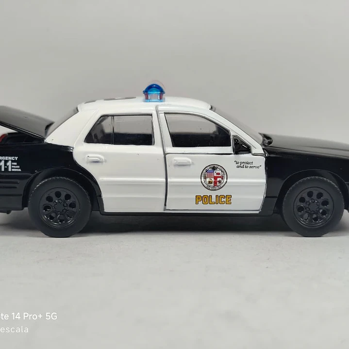 Ford Crown Victoria de policia Marca Jada 1/32 Rapido y furioso 2