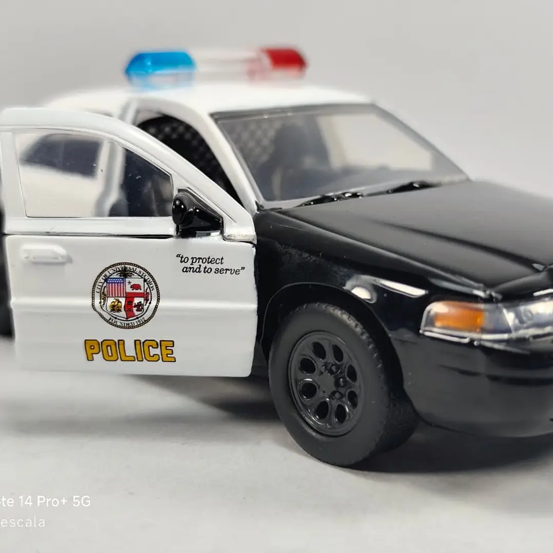 Ford Crown Victoria de policia Marca Jada 1/32 Rapido y furioso 3