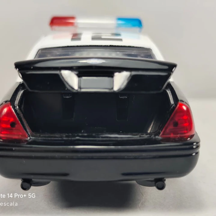 Ford Crown Victoria de policia Marca Jada 1/32 Rapido y furioso 6