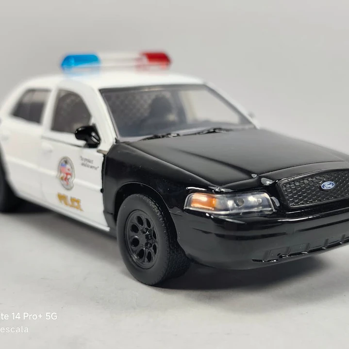 Ford Crown Victoria de policia Marca Jada 1/32 Rapido y furioso 1
