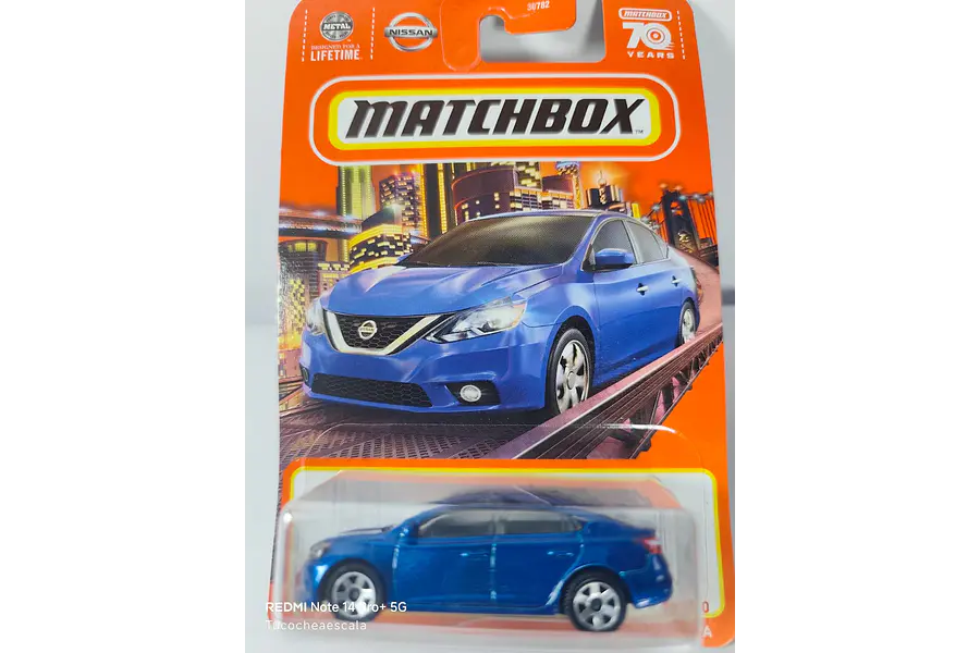  Nissan Sentra 2016 azul 1-64 Matchbox