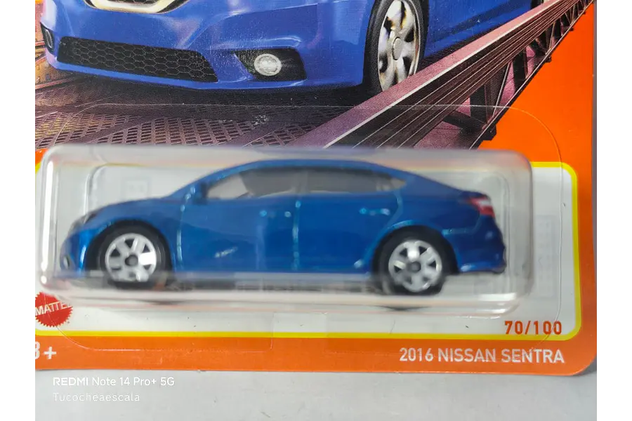  Nissan Sentra 2016 azul 1-64 Matchbox