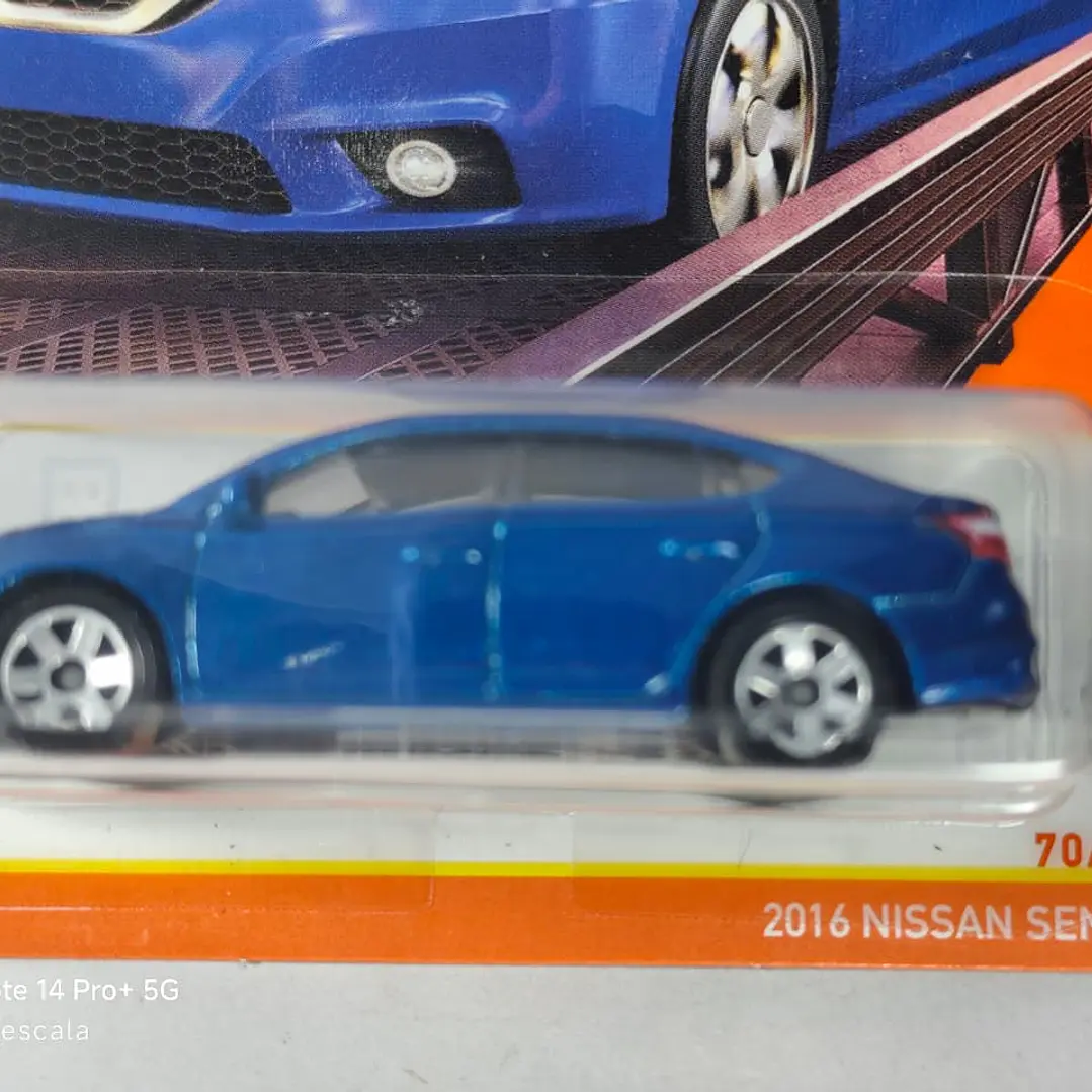  Nissan Sentra 2016 azul 1-64 Matchbox 2