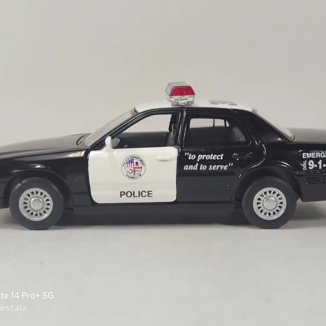 Ford Crown Victoria de policia Marca Kinsmart 1/36 2