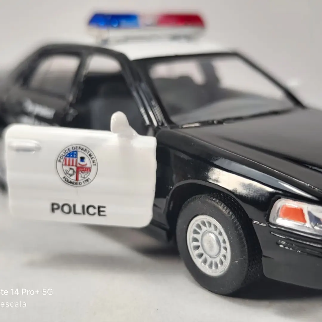 Ford Crown Victoria de policia Marca Kinsmart 1/36 3