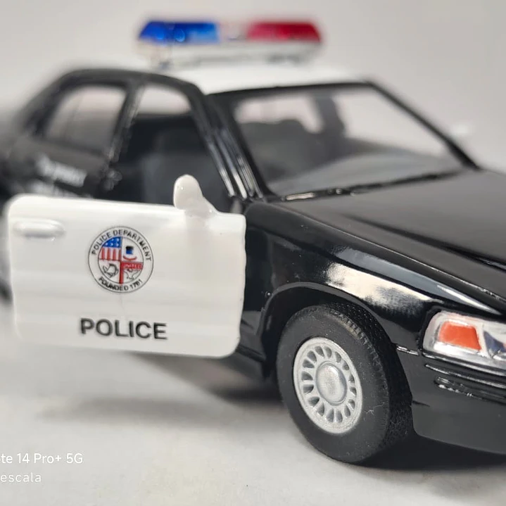 Ford Crown Victoria de policia Marca Kinsmart 1/36 3