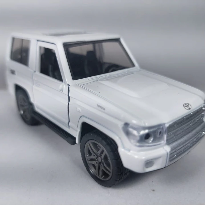 TOYOTA MACHO 4.5  ESCALA 1/36 blanco 1