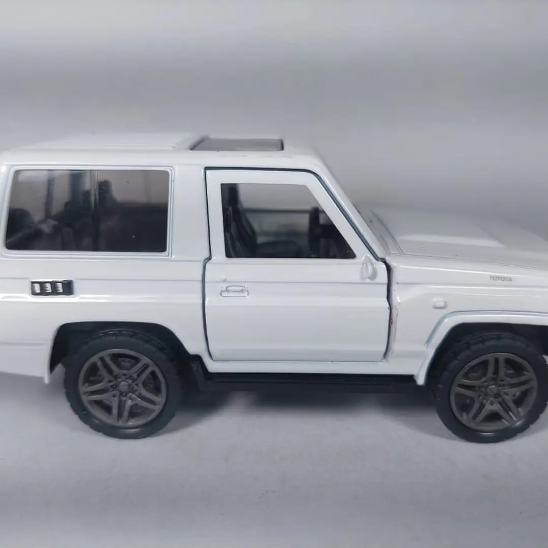 TOYOTA MACHO 4.5  ESCALA 1/36 blanco 4