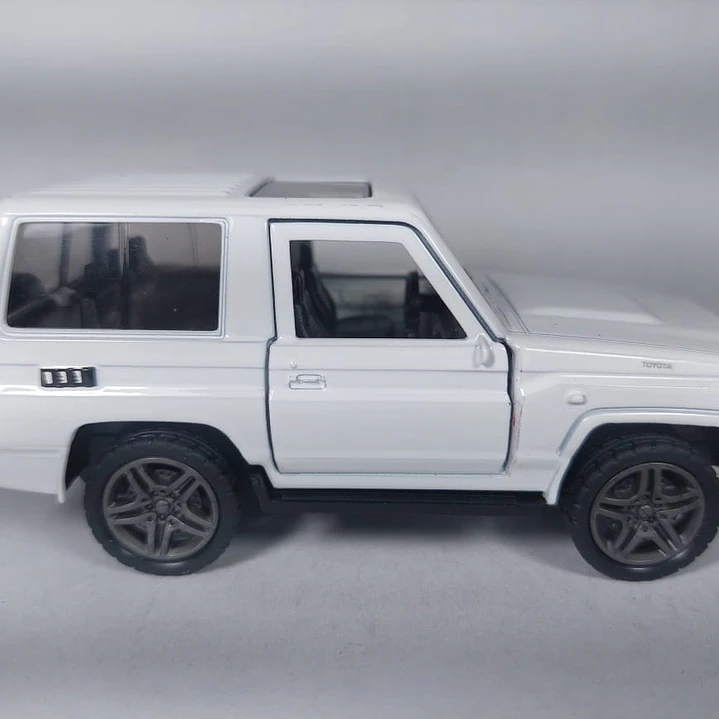 TOYOTA MACHO 4.5  ESCALA 1/36 blanco 4