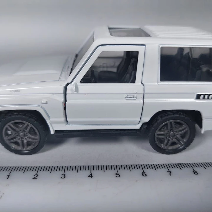 TOYOTA MACHO 4.5  ESCALA 1/36 blanco 6