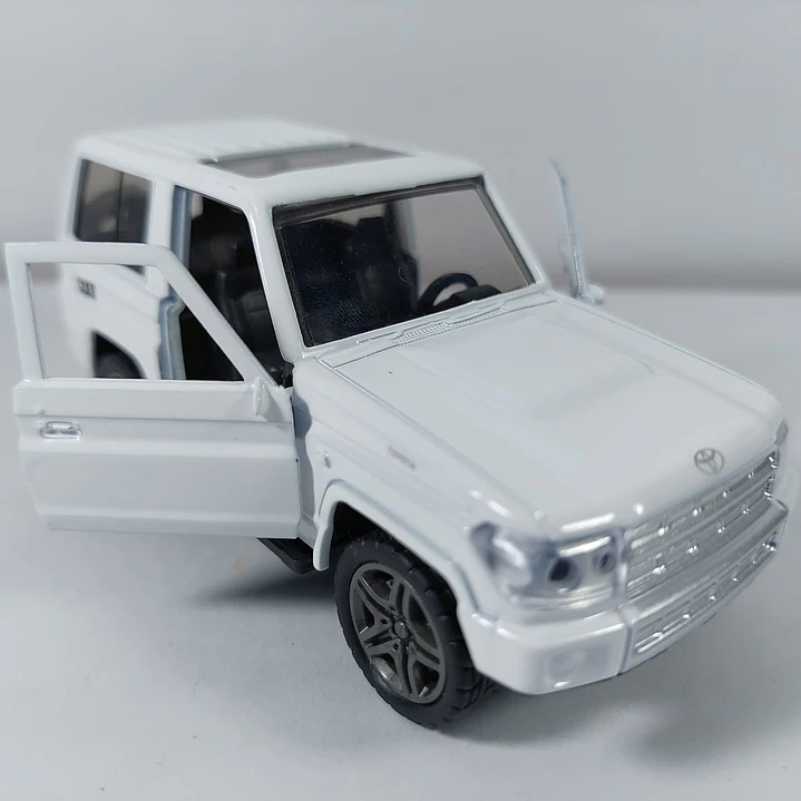 TOYOTA MACHO 4.5  ESCALA 1/36 blanco 7