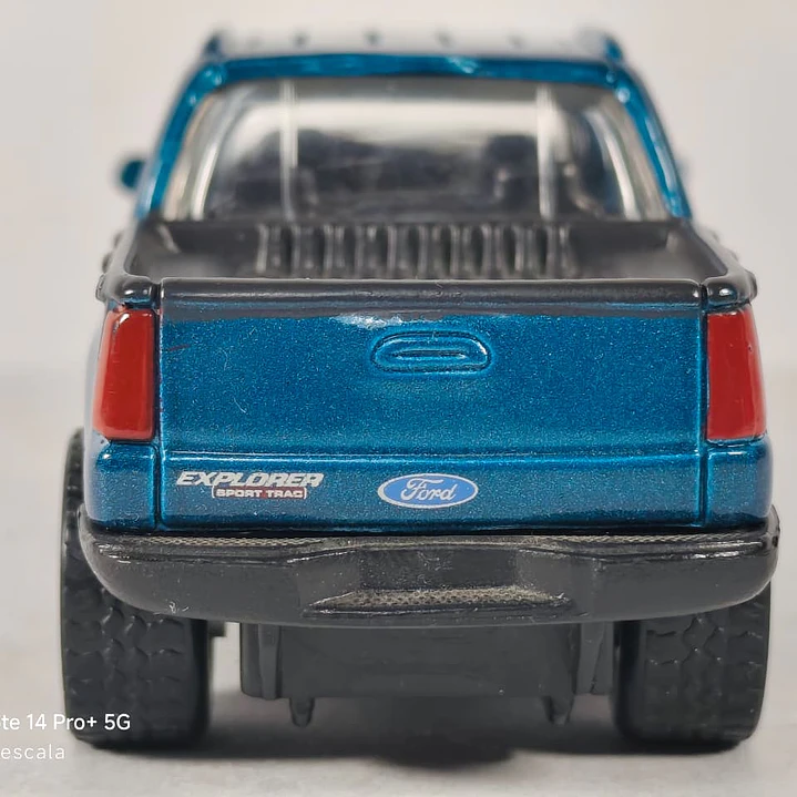 FORD EXPLORER SPORT TRACK 1/36 MARCA MAISTO  2