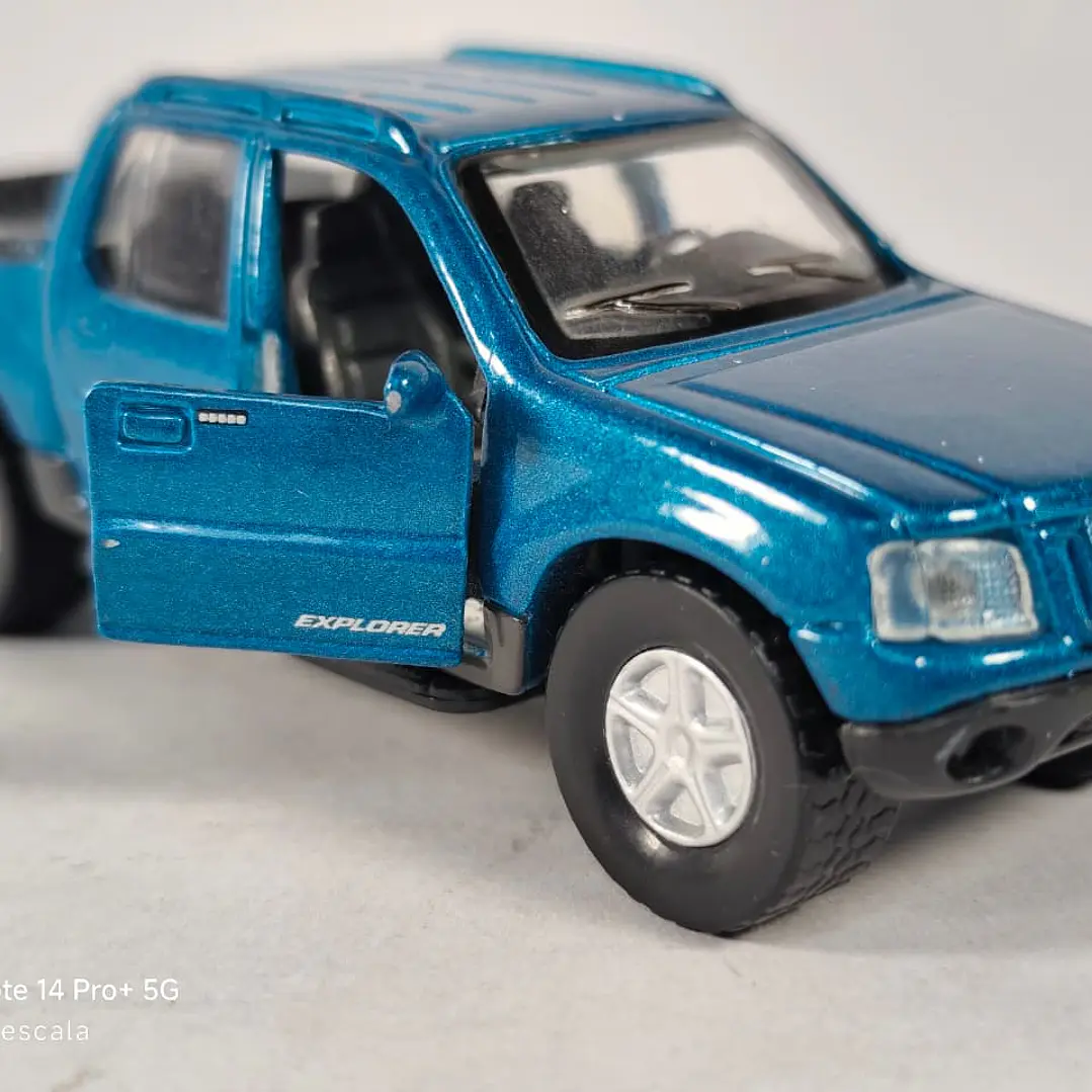 FORD EXPLORER SPORT TRACK 1/36 MARCA MAISTO  3