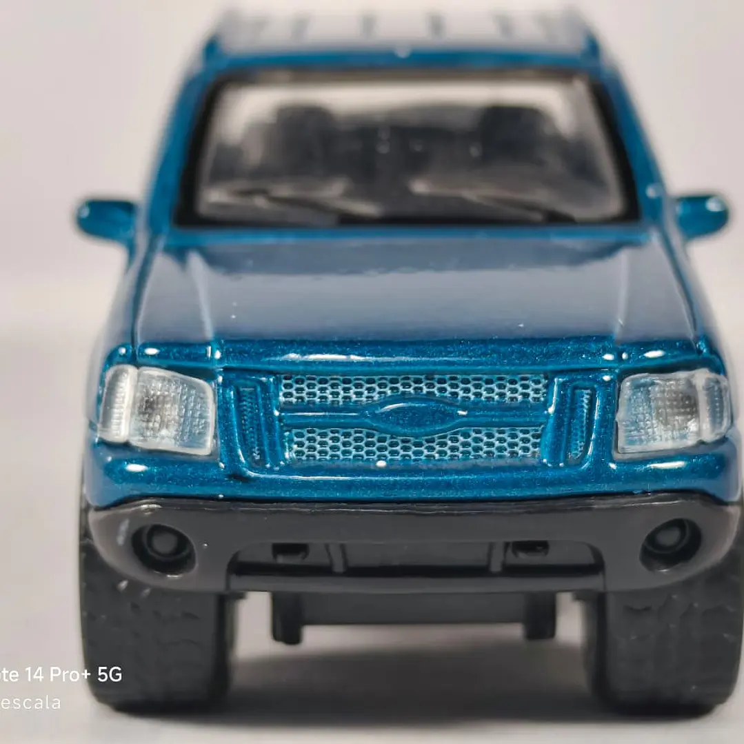 FORD EXPLORER SPORT TRACK 1/36 MARCA MAISTO  4