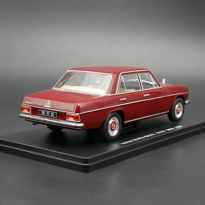 Mercedes-Benz 220 D W115, Ixo, Escala 1-24 3