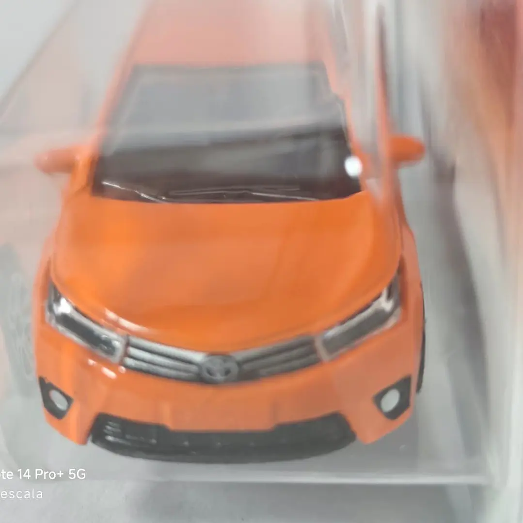 Toyota Corolla naranja escala 1/64 Marca Majorette  3
