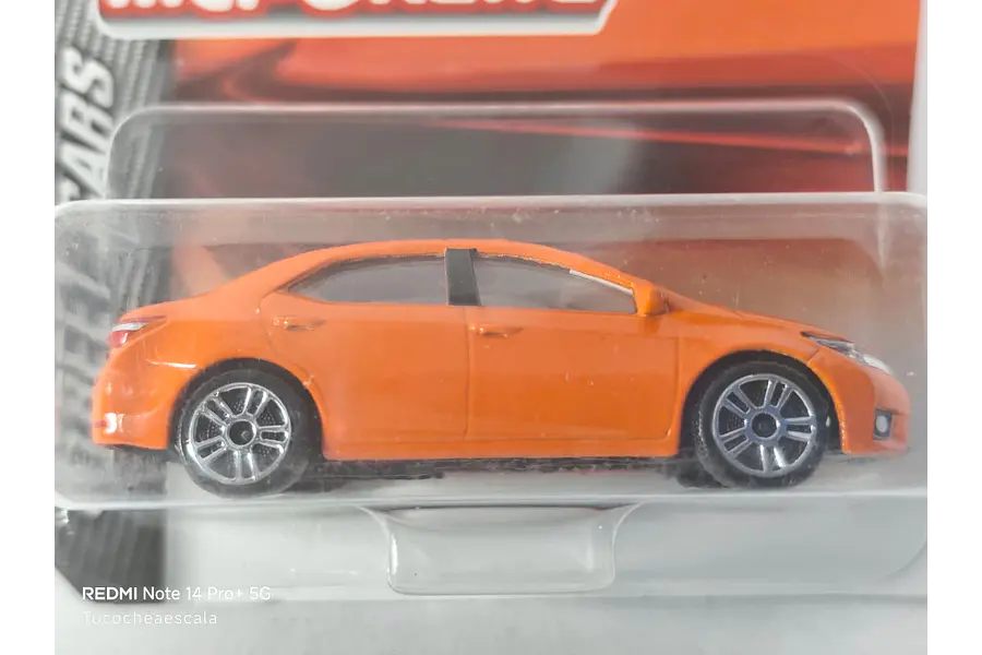 Toyota Corolla naranja escala 1/64 Marca Majorette 
