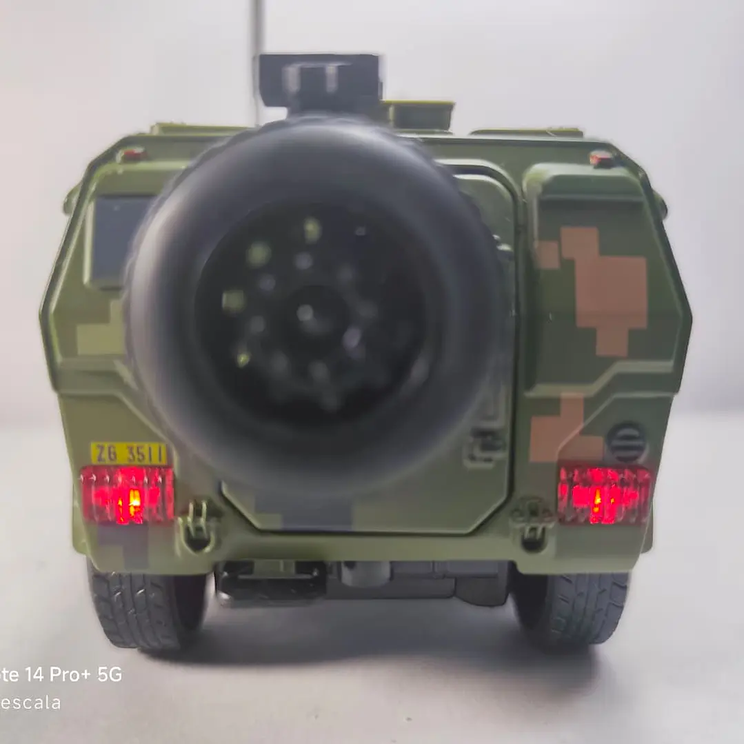 Vehiculo Blindado con camuflaje 1:32 China LEDS  2